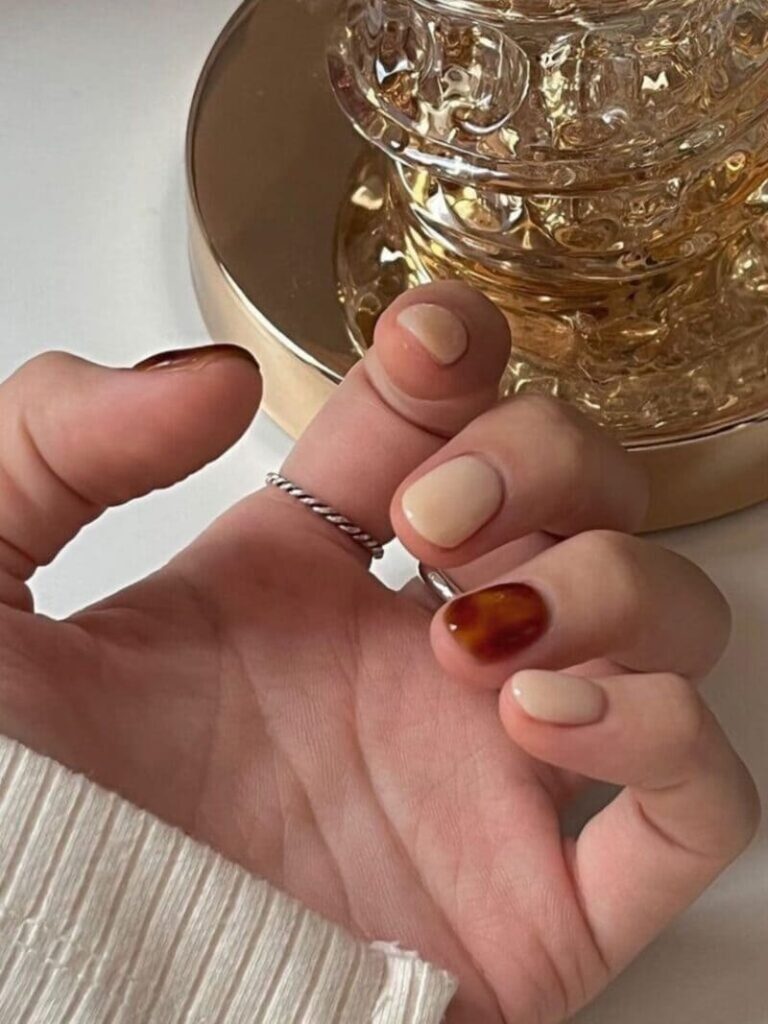 Korean beige nail design: short tortoise 
