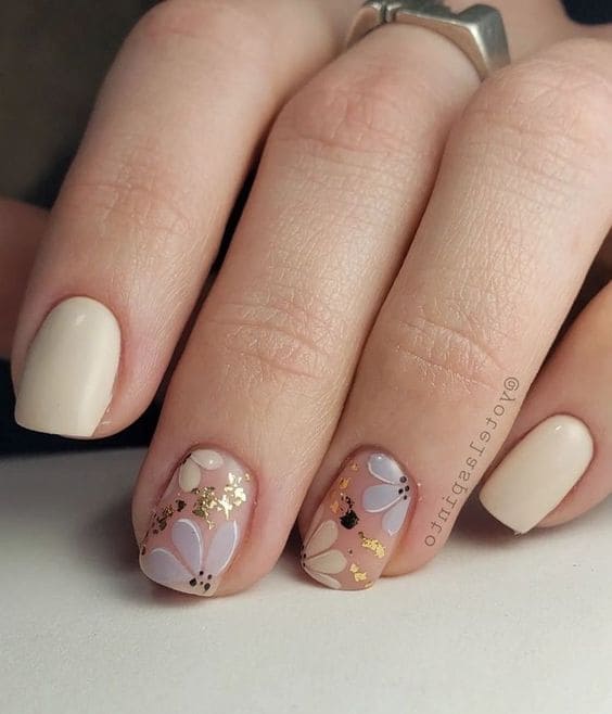 classy Korean short nail design: floral accent 