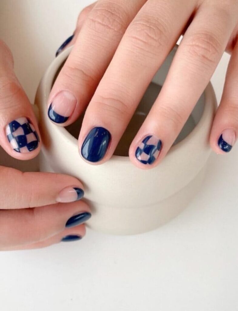 Korean dark blue nails: checkerboard 