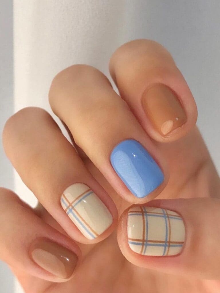 Light brown and blue short nails with plaid