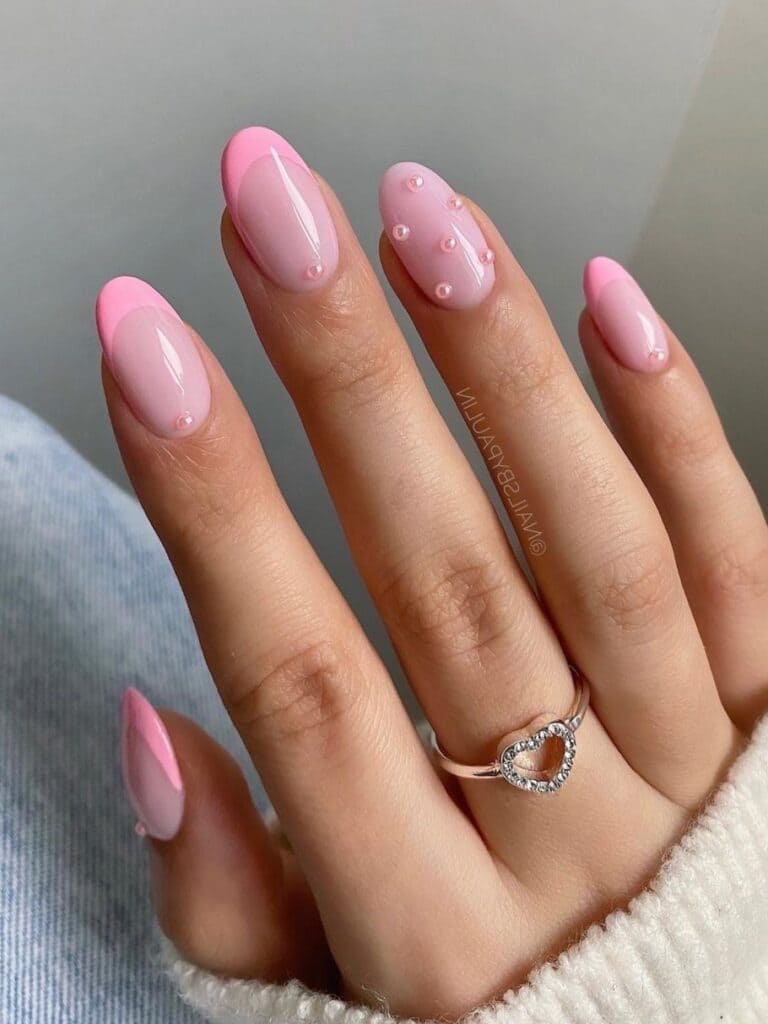 Round-shaped pale pink French manicure with pearls