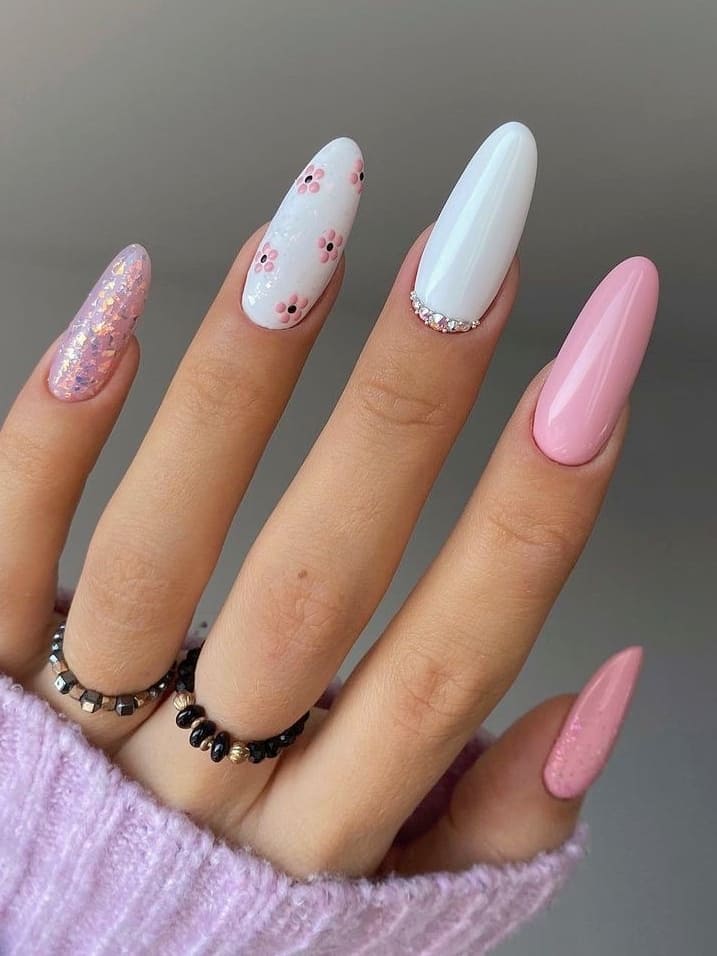 Nails in baby pink and white with glitter and flowers 