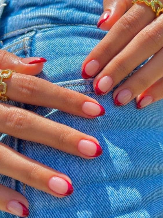 Round-shaped, metallic red French short nails