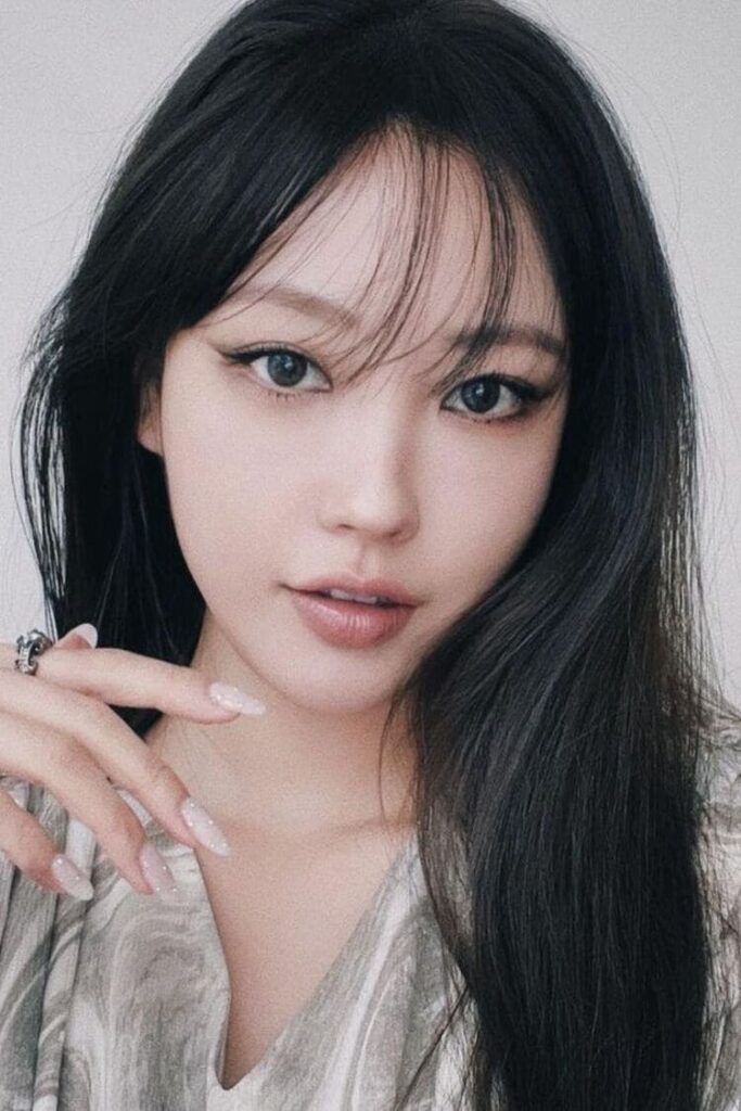 winter Korean makeup look: winged eyeliner and nude lips