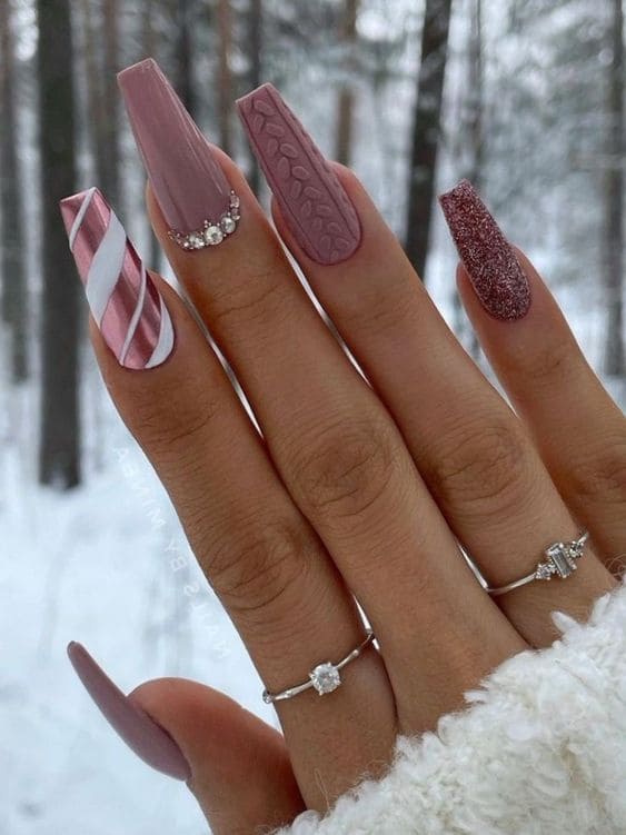 Christmas acrylic nails in pink with sweater texture 