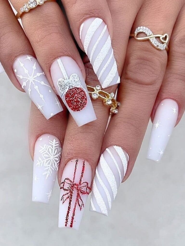 Christmas actyhlwic nails: ornaments 