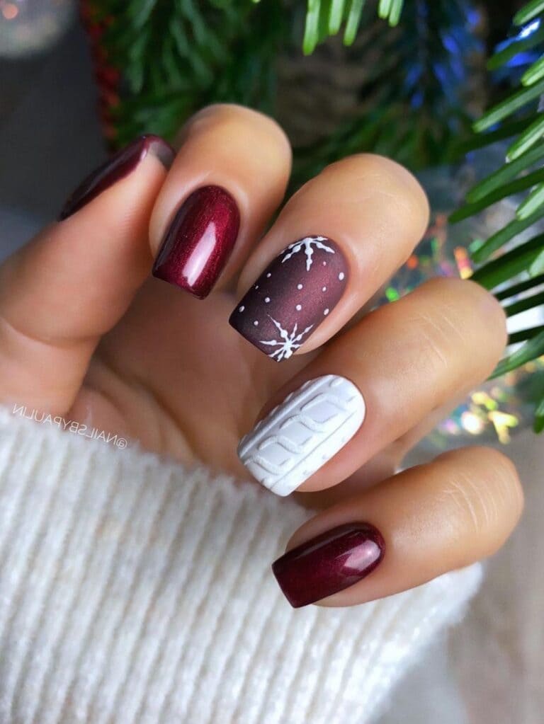 Short burgundy and white nails with sweater texture 