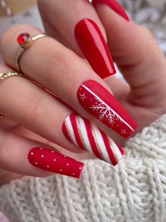 Long, coffin-shaped Christmas acrylic nails in red
