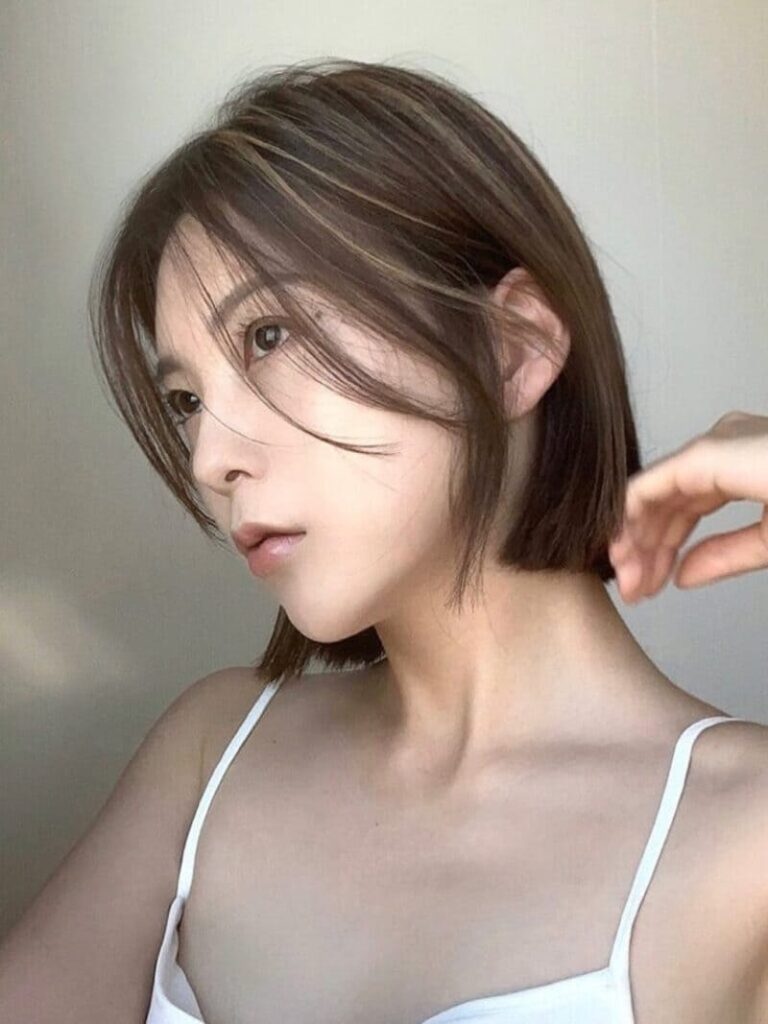 Korean short hairstyle for women: blunt bob with highlights