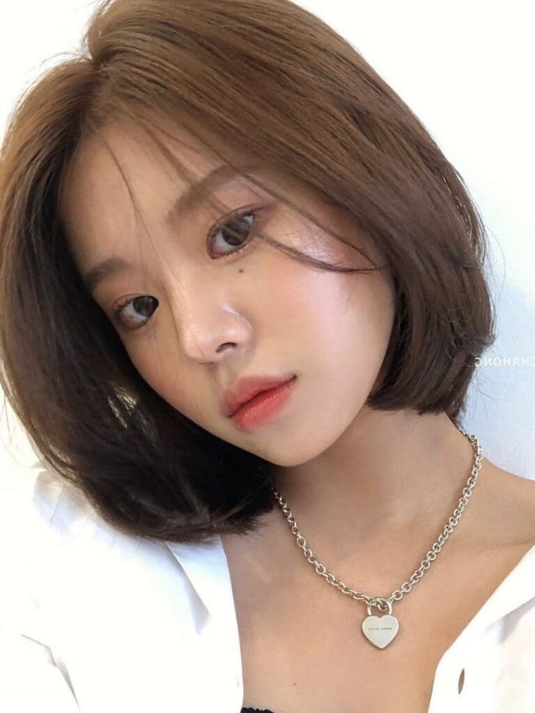 Cute Korean Short Haircut: Layered Bob with Feathered Ends & Fringe ❤ -  Hairstyles Weekly