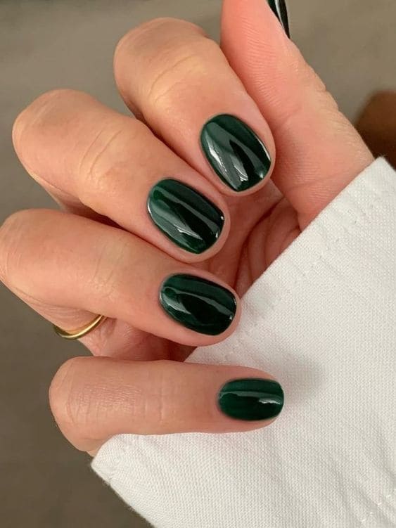 Short emerald green nails