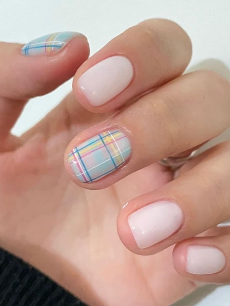 Blue plaid and white short nails 