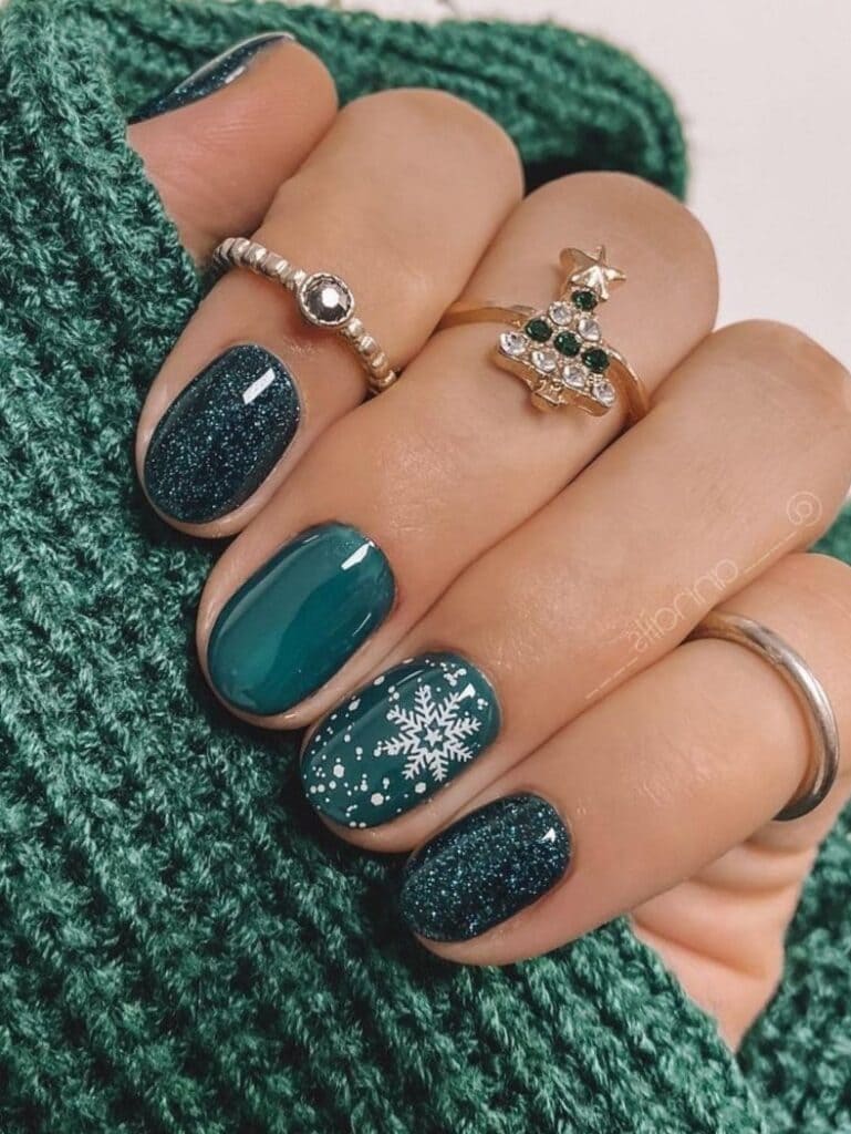 short, emerald green nails for winter
