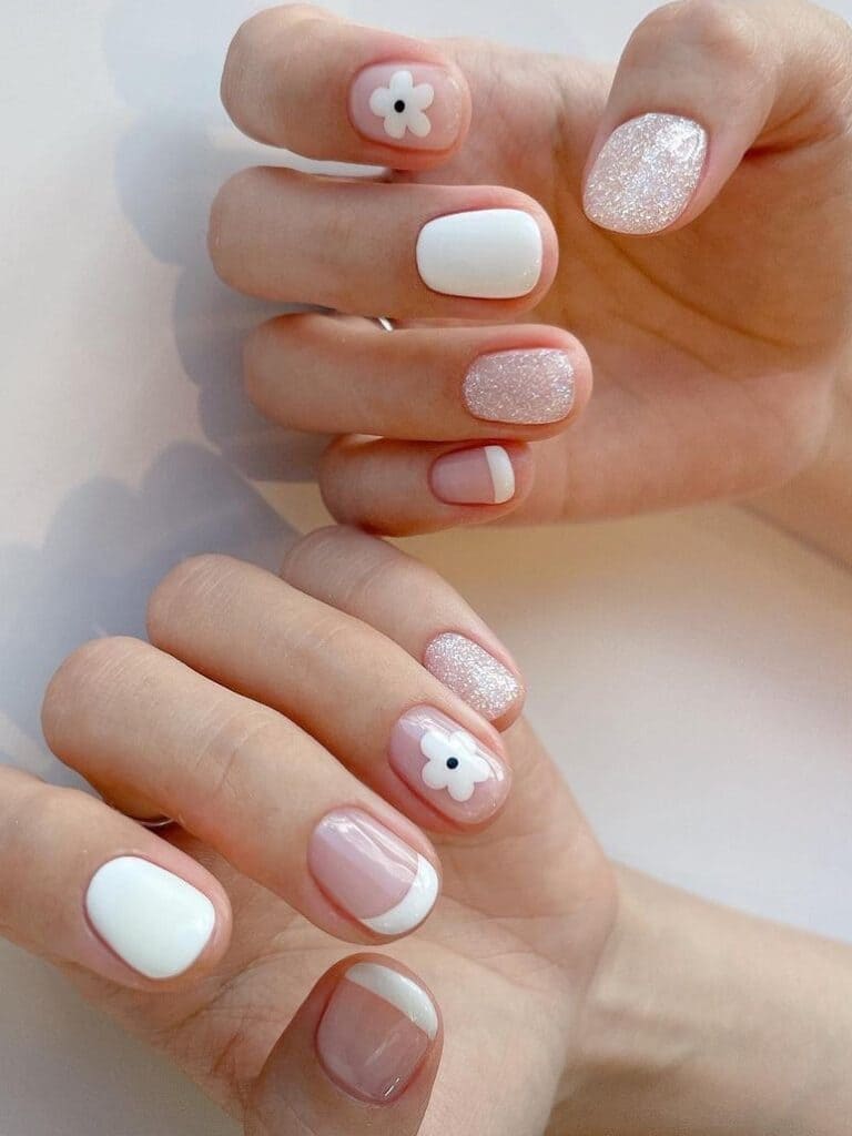 summer Korean nail design: white flower