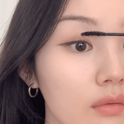 Apply Mascara for a Natural Korean Eye Makeup Look 