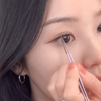 Add Mascara and Clump the Lashes for a Natural Korean Eye Makeup Look