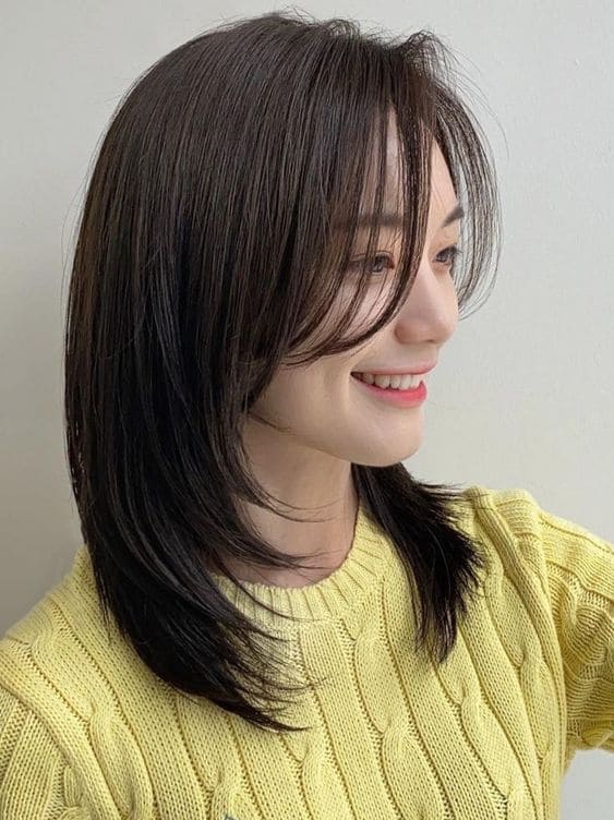 Shoulder-Length Layered Hair With Waves