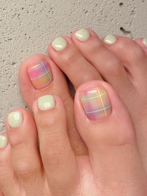 light yellow toenails with plaids
