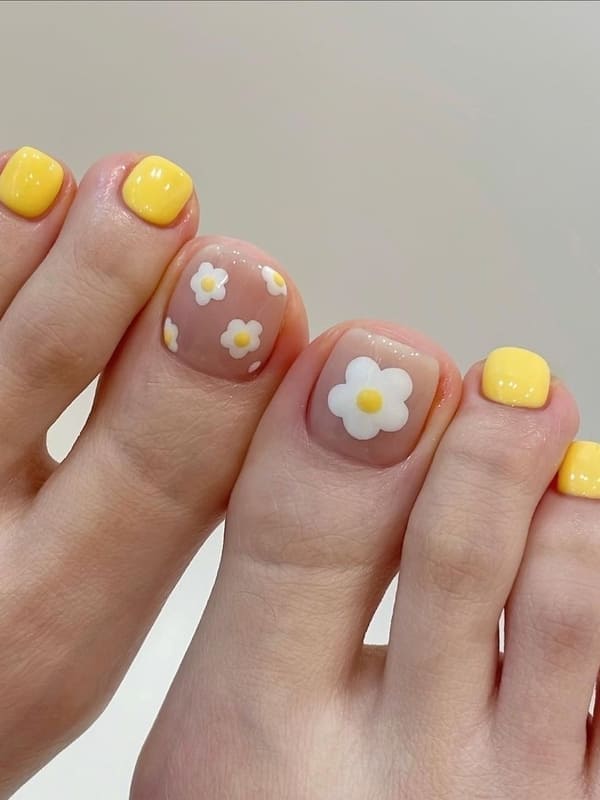 Korean summer pedicure ideas with a daisy accent