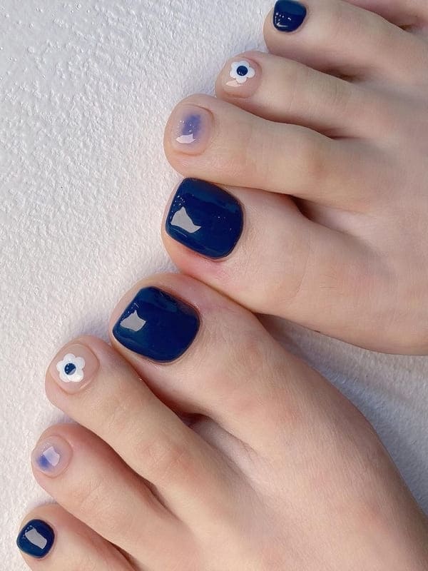 dark blue toenails with a cute accent