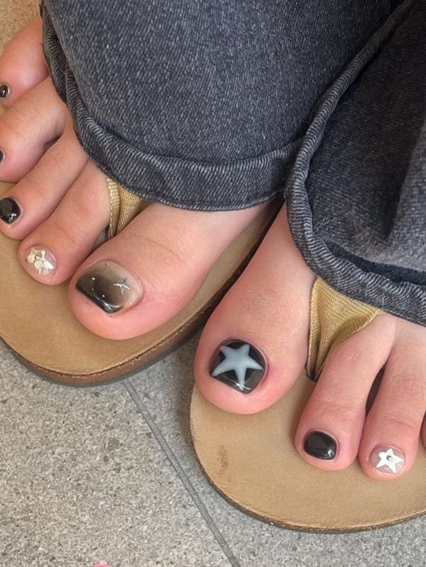 black and white y2k toenails