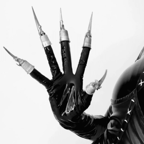 Catwoman metal claws