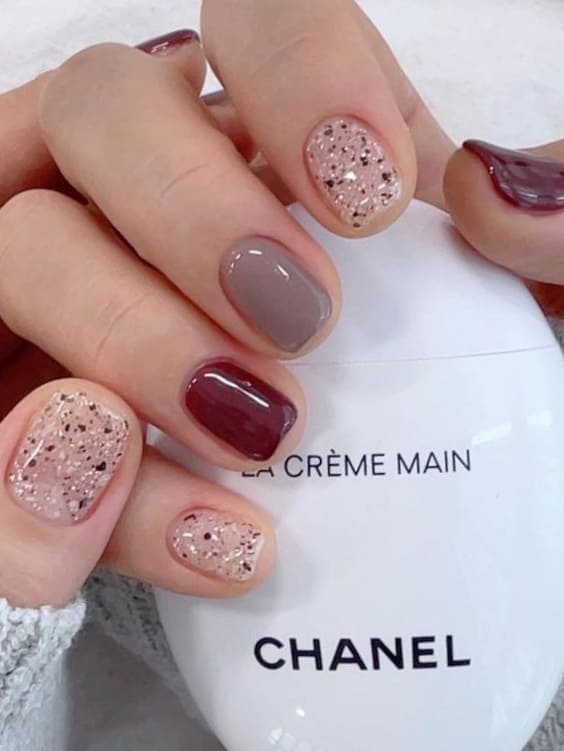 brown short nails with glitter