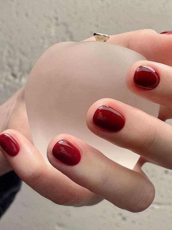 simple burgundy short nails 