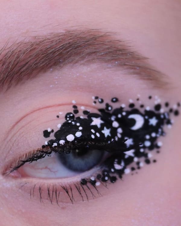 Halloween eye makeup: witch vibe
