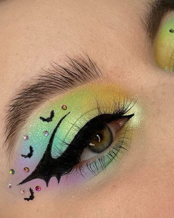 Halloween eye makeup: shimmery pastel eyes with bats