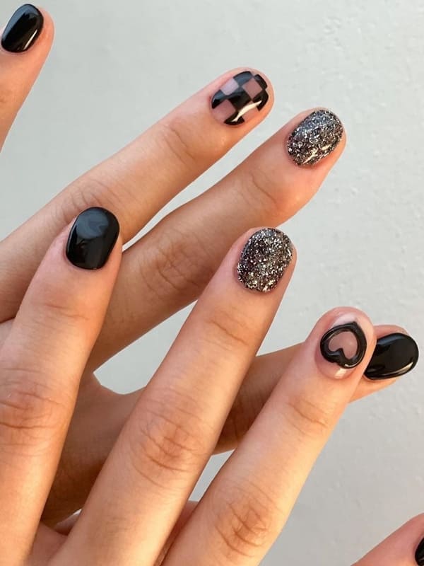 Korean black nails: shimmery black