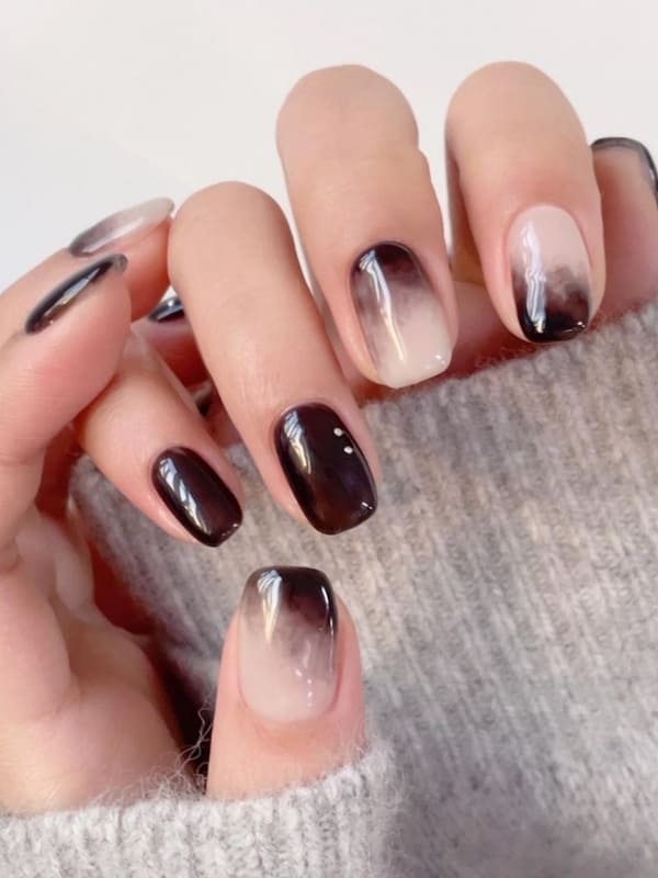 Korean black nails: marble swirls 