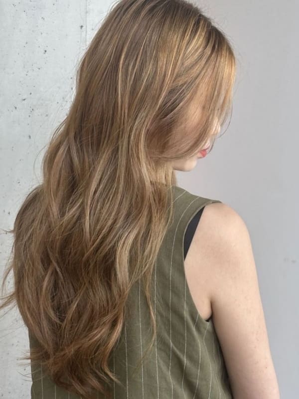 Korean fall hair color: ash blonde long waves