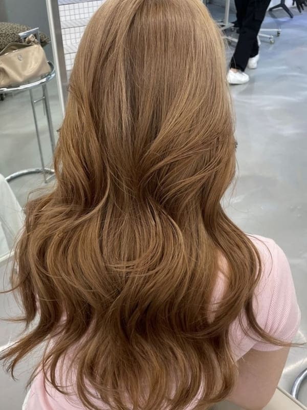 Korean fall hair color: golden brown long waves
