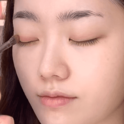 Korean natural autumn makeup: soft eyes