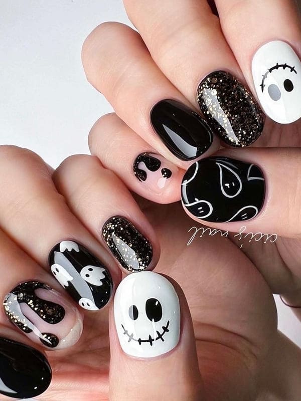 short Korean Halloween Nails: black and white