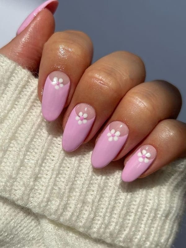 Barbie pink nails: pale pink and flowers