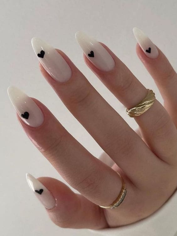 Korean black and white nails: minimalist accent