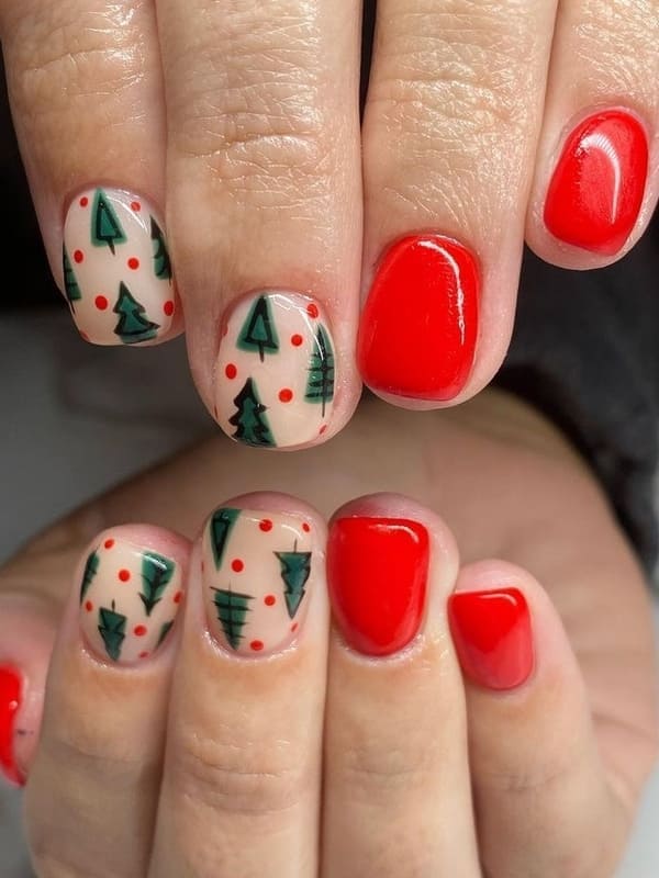 Christmas tree nails: cute accent 