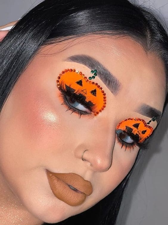 easy Halloween makeup: pumpkin eyes