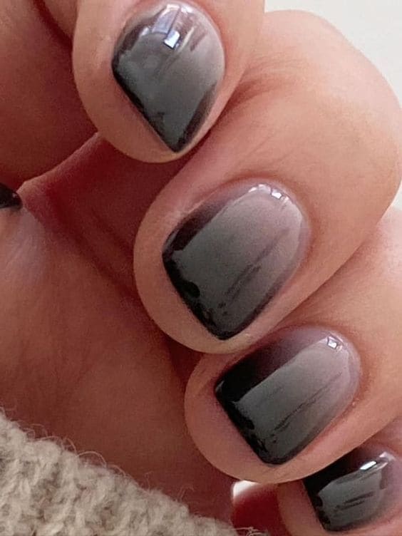 Korean black nails: ombre effect