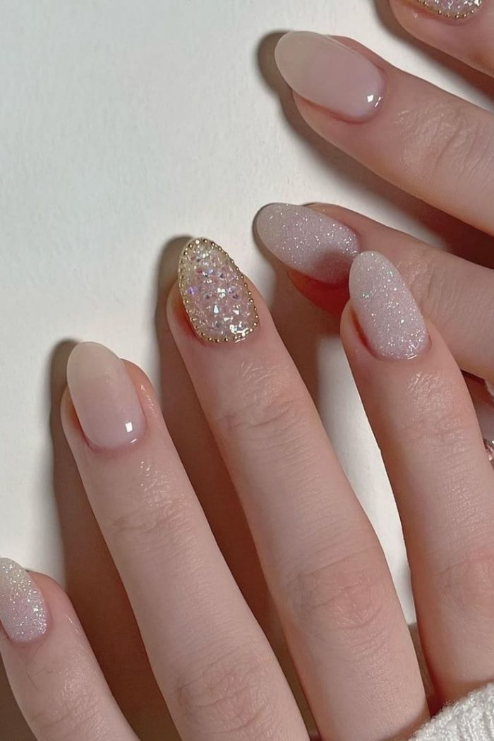 45+ Delicate Korean Glitter Nails to Add a Touch of Sparkle
