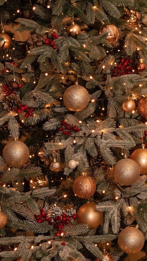Christmas tree wallpaper: gold ornaments 