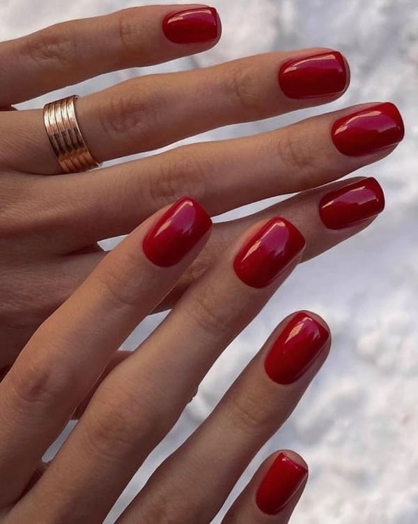 red Christmas nails: solid color