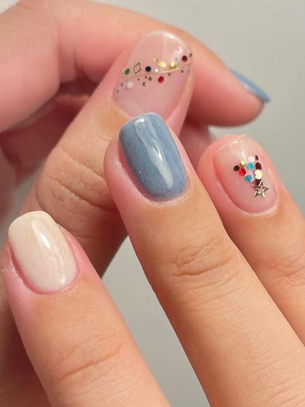 simple Korean Christmas nails: colorful sequins 
