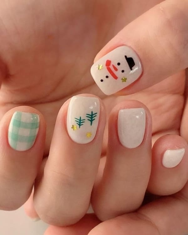 simple Korean Christmas nails: snowman
