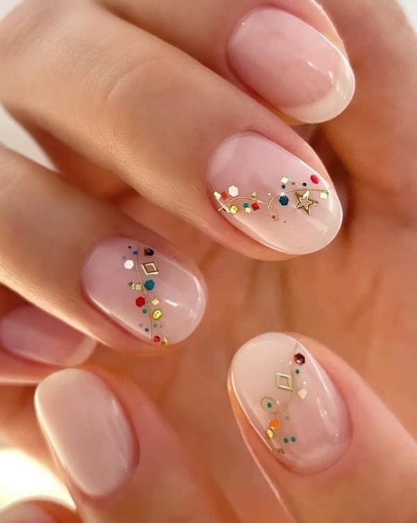 simple Korean Christmas nails: colorful sequins 