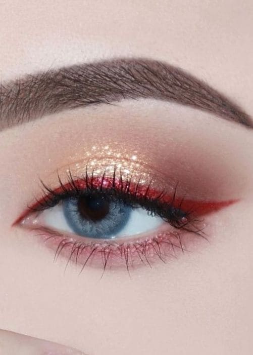 Christmas eyeshadow look: red liners
