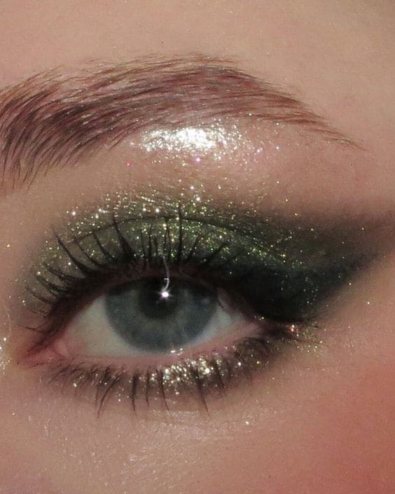 Christmas eyeshadow look: green sparkling eyes