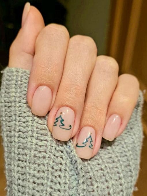 Christmas tree nails: simple silhouette 